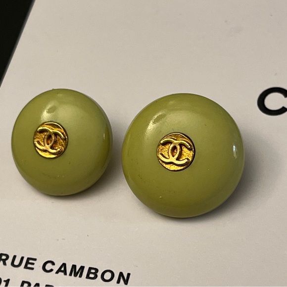 SOLD 💔 AUTHENTIC!! Lot Of 2 Chanel Vintage CC Buttons Green Gold 1990s R2 - Picture 3 of 9